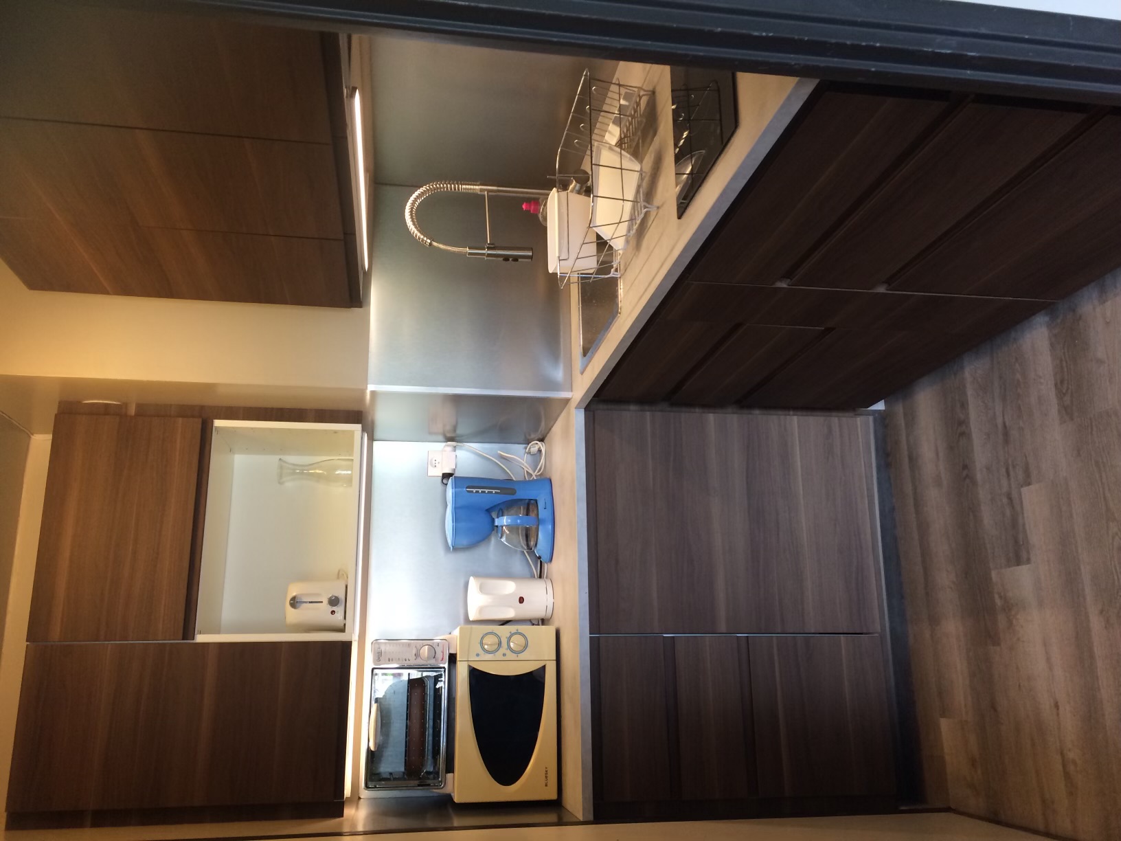 Cuisine équipée avec plaque induction et évier