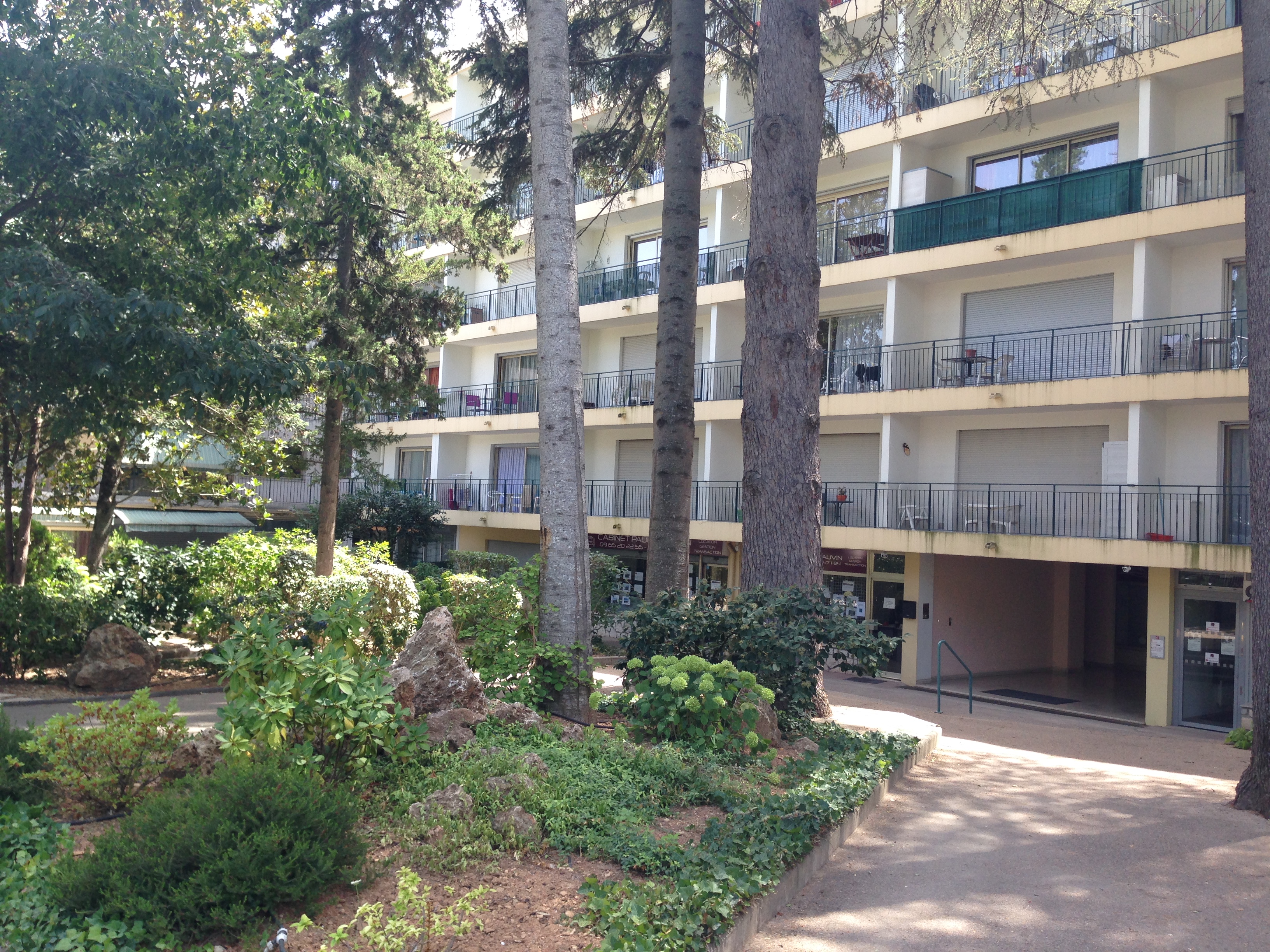 Façade et jardin arboré de la résidence Les Cèdres