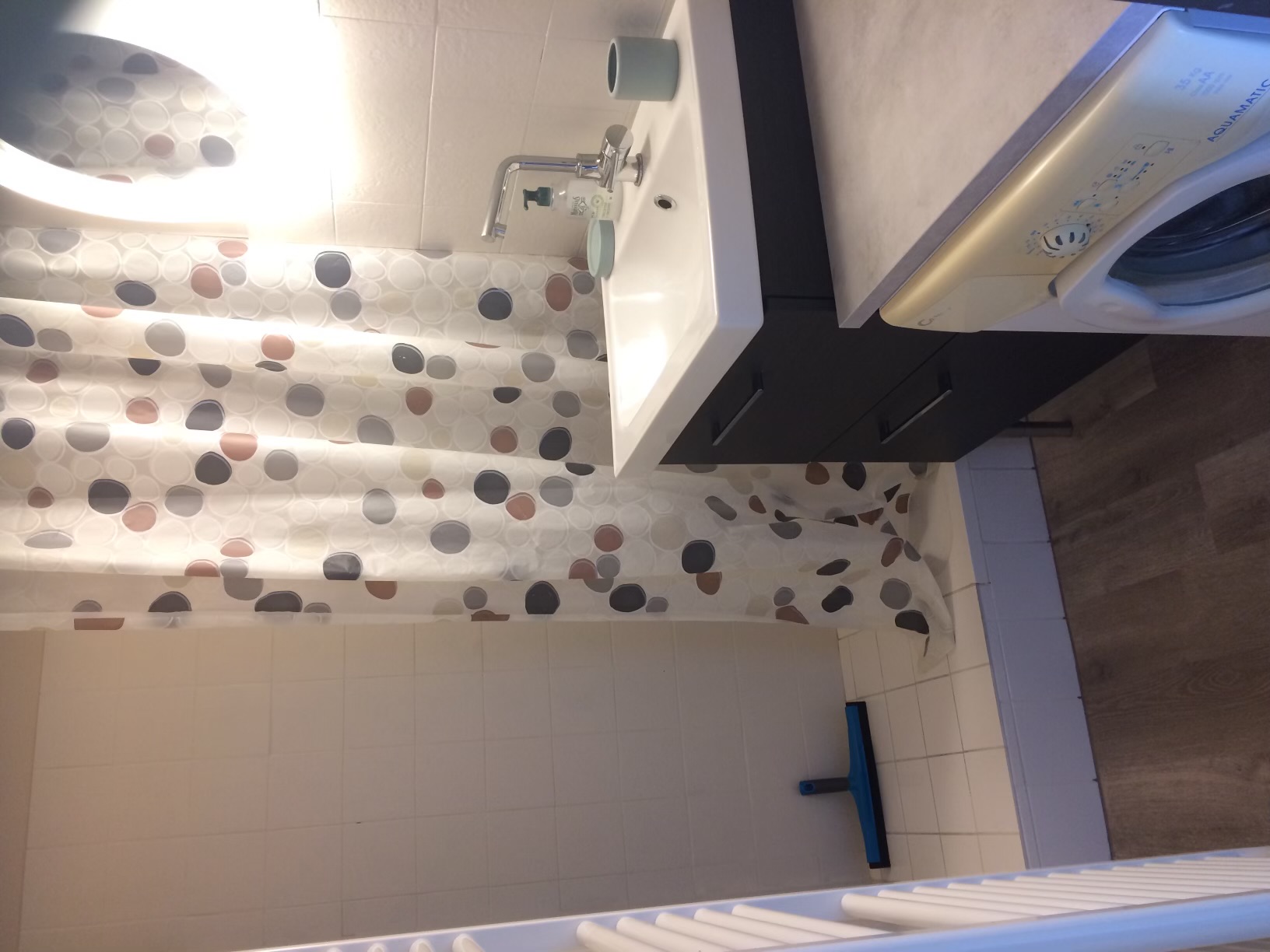 Salle de bain avec baignoire