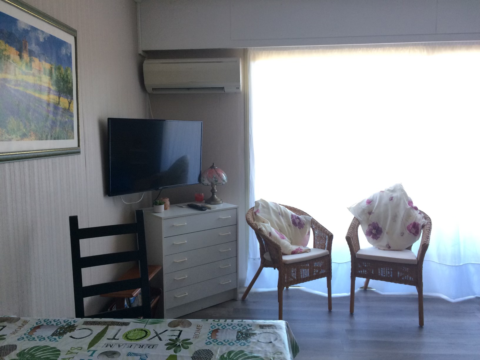 Séjour lumineux avec fauteuils en osier